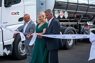 Feierliche Eröffnung der PmB-Anlage von roxit am Standort Planá: Drei Personen durchschneiden ein Eröffnungsband vor einem roxit-Tanklastwagen.