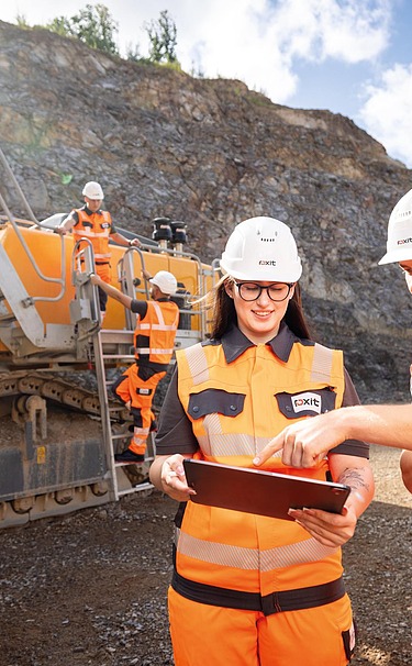 Teamarbeit auf einer Baustelle mit moderner Baumaschine – Arbeiten in der Bauindustrie mit echter Wirkung, Vielfalt und Verantwortung