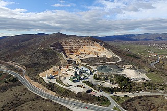 Steinbruch Križice mit Terrassierung und Aufbereitungsanlage aus der Vogelperspektive in bergiger Landschaft