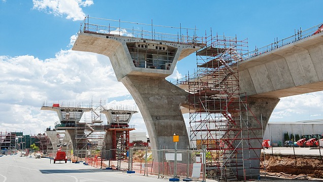 Brückenbau im Ingenieurbau mit massiven Betonpfeilern, Schalung und Gerüstkonstruktionen auf einer Baustelle