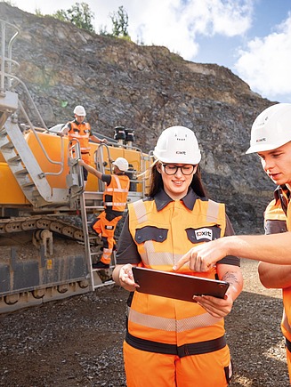 Teamwork on a building site using modern construction machinery – work in the construction industry that makes a real difference, offers variety and involves responsibility