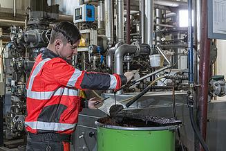 Customised preparation and filling of a bituminous product in an emulsion plant, in which special solutions are flexibly implemented according to customer-specific requirements.