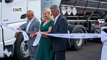 Feierliche Eröffnung der PmB-Anlage von roxit am Standort Planá: Drei Personen durchschneiden ein Eröffnungsband vor einem roxit-Tanklastwagen.